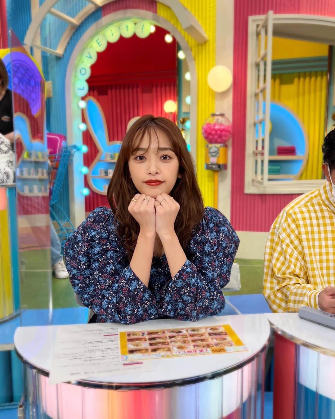 近藤千尋のインスタグラム：「まだこの写真の時は マジックで初恋の人の名前を 当てられるとは思ってもいなかった…😂笑  生放送なのにすごい❣️ ほんっとにどうゆうトリックなのか わからないけど、、、 TVerで見てみてね📺🐰 #僕が如月だから  本番２分前くらいの リラックスモードを撮られている。笑 (集中しなさい。笑)  ゲストのくみてん、すずちゃん 可愛かったなぁ🤤 EXITさん、東京ホテイソンさん おかえりなさーい🥰 クラスメイトが揃った気分で嬉しかったなぁ😊笑  今日の衣装はパフスリーブが とっても可愛かった💓  ウェア @seanewyork  アクセサリー @e.m.portrait @d.u.e_official  シューズ @charleskeith_jp」