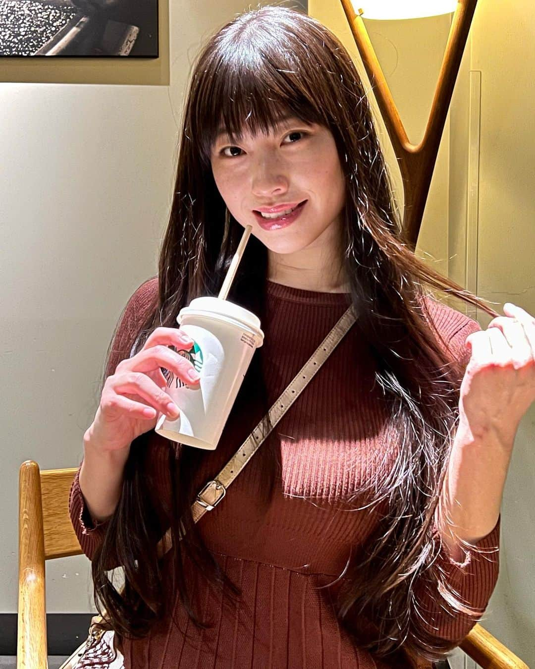 小田飛鳥さんのインスタグラム写真 - (小田飛鳥Instagram)「とっても大きな現場の嬉しいお仕事でした☺︎☕︎ 私で良いのかしら、とずっとワクワクふわふわしながら楽しんでたら気付いたら終わってました🧚‍♀️ お知らせ出来る時が来たらお伝えしますね♪ #巻き髪 #巻き髪取れがち #blacklonghair #黒髪 #黒髪ロング #naturalhair #asiangirl #japanesegirl #asianbeauty」1月28日 21時00分 - asuka_oda_0320