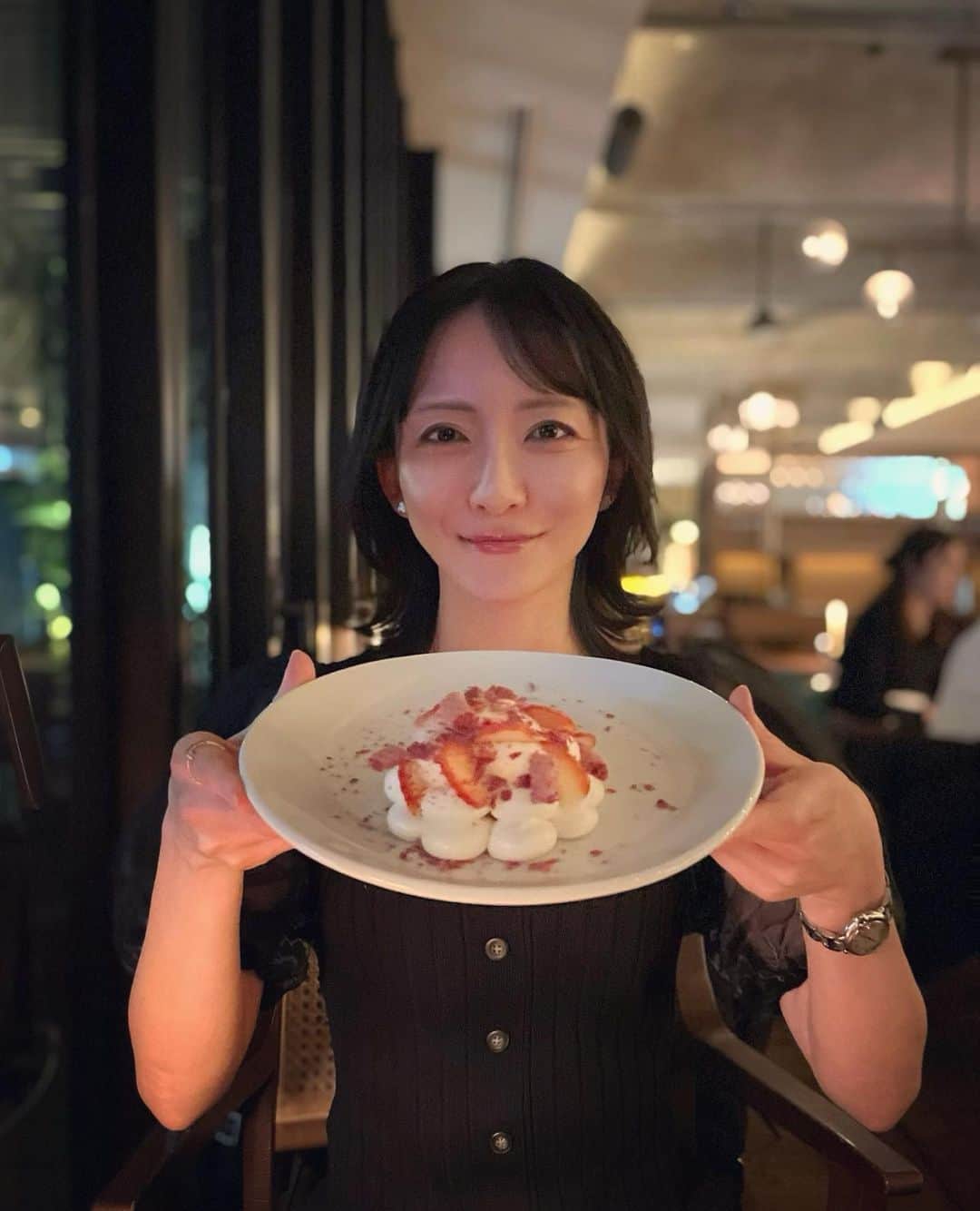 松澤千晶のインスタグラム：「インスタ、お久しぶりですみません。  お誕生日でした🎂 お祝いコメントくださった皆様、ありがとうございます✨  歳を重ねると、言葉の一つ一つが何よりの贈りものであると、しみじみ感じます。  いただいた言葉の数だけ、ステータスを振り分けて精進いたしますね。  お写真は、単なるお食事の際のデザートをドヤ顔でお誕生日っぽく見せているもので…すみません。笑  近況としては、髪の毛切りました💇🏻‍♀️ 眼鏡が無いと、やはり心細いなあ。笑  💈ヘアカット💈 @kazuki_shiota_sui さん✨  #お誕生日 #圧倒的感謝 #髪型お気に入り」