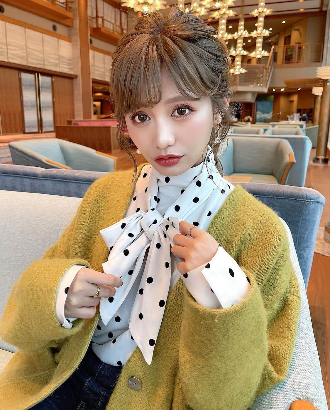 伊藤実祐さんのインスタグラム写真 - (伊藤実祐Instagram)「質問沢山頂いていたこのトップス💛 ⁡ cardigan ▸ @public_tokyo  blouse ▸ @noble.jp  ⁡ ドットのブラウスはみゆが買いに行った時 お店にも4点しか入って来てないって言われたけど ネットにならあるのかな、、🐰💙💦 ⁡ ⁡ ⁡ てか、この日、 いつにも増してギャルいねんけど。なんで。🥱 ⁡ ⁡ ⁡ ⁡#publictokyo #noble #ドット #ドットブラウス #リボンブラウス #ブラウス #ブラウスコーデ #カーディガン  #カーディガンコーデ #ギャル #ギャルメイク #イエベ #イエベ秋 #イエベ春 #パーソナルカラー #自まつ毛 #自まつ毛メイク #ラッシュアディクト #ラッシュリフト #まつ毛美容液 #まつ育 #Nexter #ネクスター #Nextercreatist #伊藤実祐 #いとうみゆ #みゆちゃい ⁡」1月28日 21時11分 - miyu.61