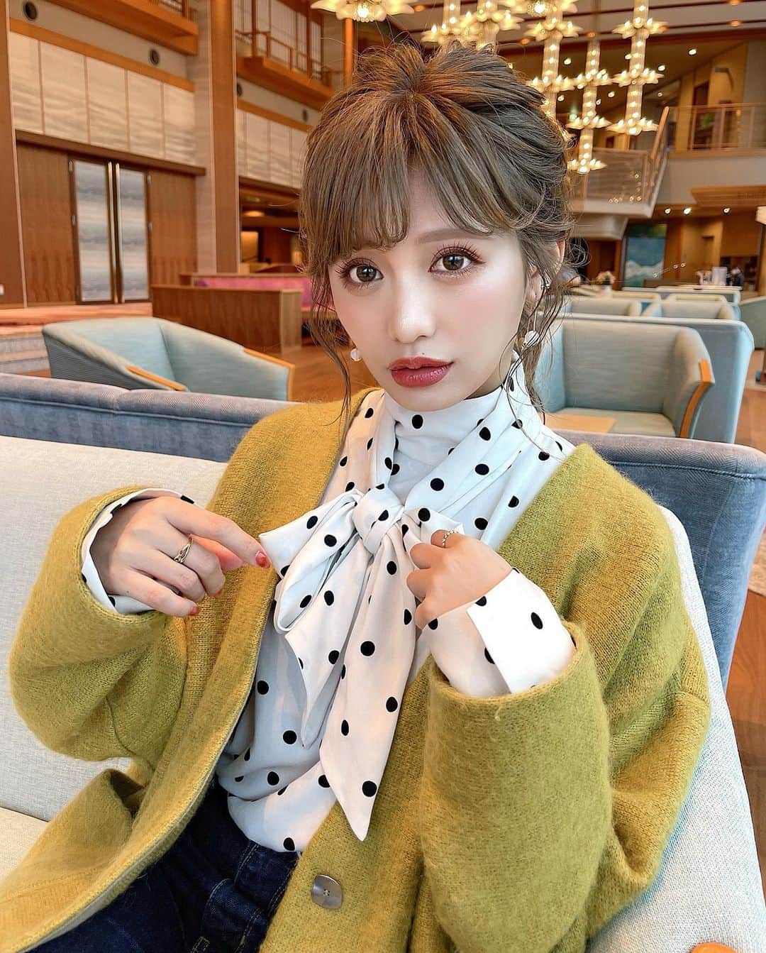 のインスタグラム：「質問沢山頂いていたこのトップス💛 ⁡ cardigan ▸ @public_tokyo  blouse ▸ @noble.jp  ⁡ ドットのブラウスはみゆが買いに行った時 お店にも4点しか入って来てないって言われたけど ネットにならあるのかな、、🐰💙💦 ⁡ ⁡ ⁡ てか、この日、 いつにも増してギャルいねんけど。なんで。🥱 ⁡ ⁡ ⁡ ⁡#publictokyo #noble #ドット #ドットブラウス #リボンブラウス #ブラウス #ブラウスコーデ #カーディガン  #カーディガンコーデ #ギャル #ギャルメイク #イエベ #イエベ秋 #イエベ春 #パーソナルカラー #自まつ毛 #自まつ毛メイク #ラッシュアディクト #ラッシュリフト #まつ毛美容液 #まつ育 #Nexter #ネクスター #Nextercreatist #伊藤実祐 #いとうみゆ #みゆちゃい ⁡」