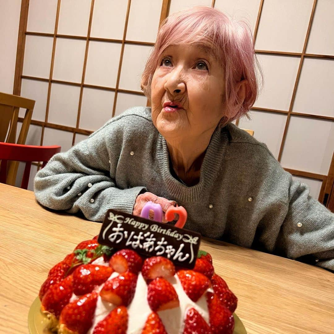 木村真野・紗野のインスタグラム：「1月28日㊗️92歳㊗️ おばあちゃん。92歳を迎えられてよかった✨✨ お誕生日おめでとう㊗️🥰 まだまだ長生きしてね✨✨🥰 #92歳　#おばあちゃん　#お誕生日おめでとう #長生きしてね　#ありがとう　#家族　#family #happybirthday」