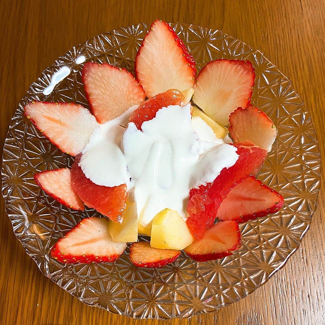 トミタ栞さんのインスタグラム写真 - (トミタ栞Instagram)「人生初めて 生クリームを作りたい衝動 にかられて果物いっぱい切って いっぱいかけて食べた。  ついでにココアにもかけた。  気持ち悪くなったw」1月28日 21時21分 - tomita_shiori