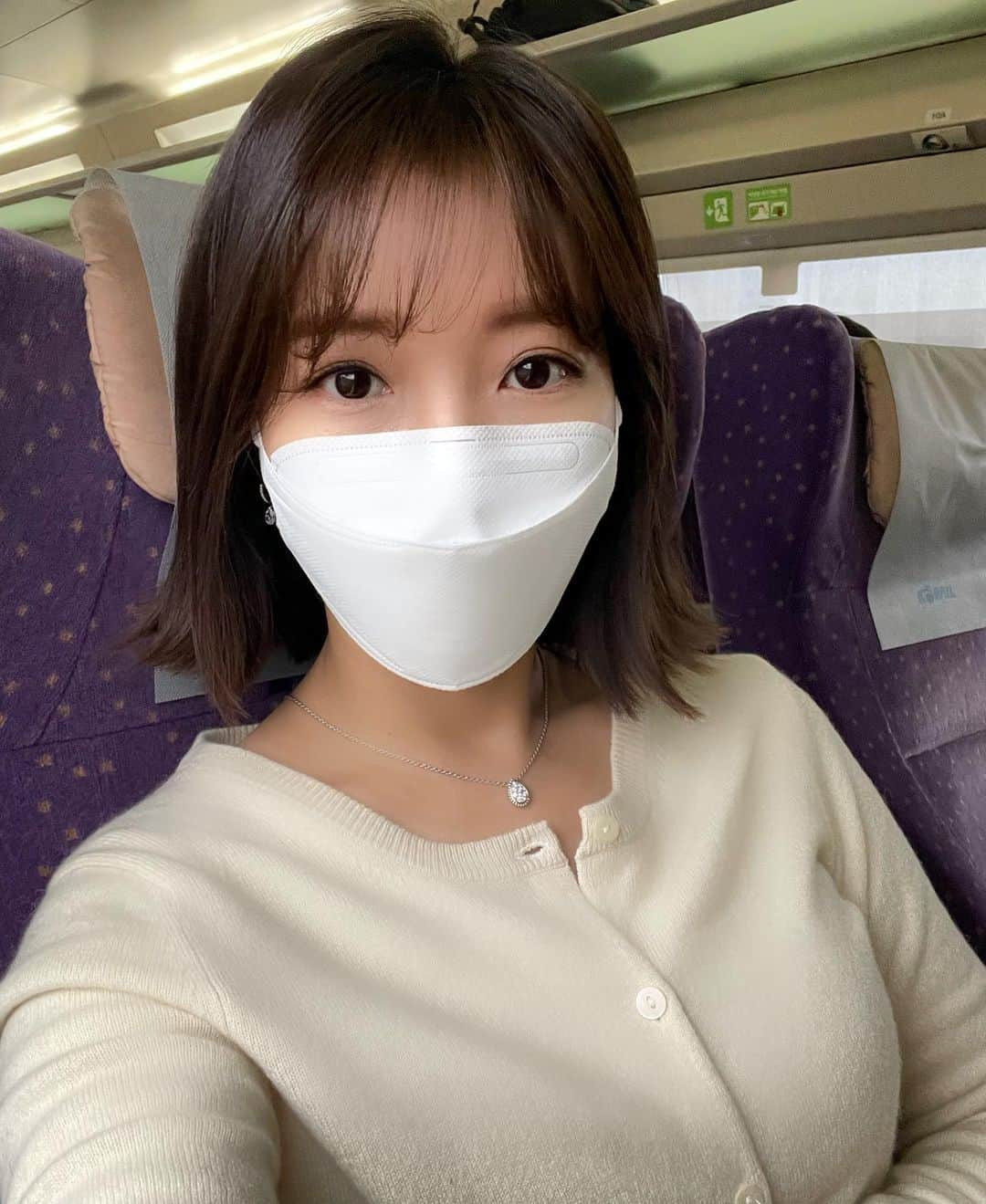 イ・イネのインスタグラム：「오랜만에 탄 KTX~ 🚆 .. .. #코로나 😷땜에 #간식 못먹어서 #아쉬움 ㅠㅠ .. .. .. .. #오늘 #명절 #귀향 아님 🙅🏻ㅋ .. 모두 즐거운 명절요~~🤗」