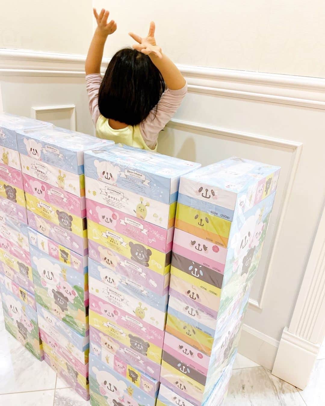 松尾依里佳さんのインスタグラム写真 - (松尾依里佳Instagram)「🤍🧡🏰💛💙  #3歳 #娘 #ティッシュのお城が完成 #おやまくま #❤️」1月28日 21時39分 - erika.matsuo