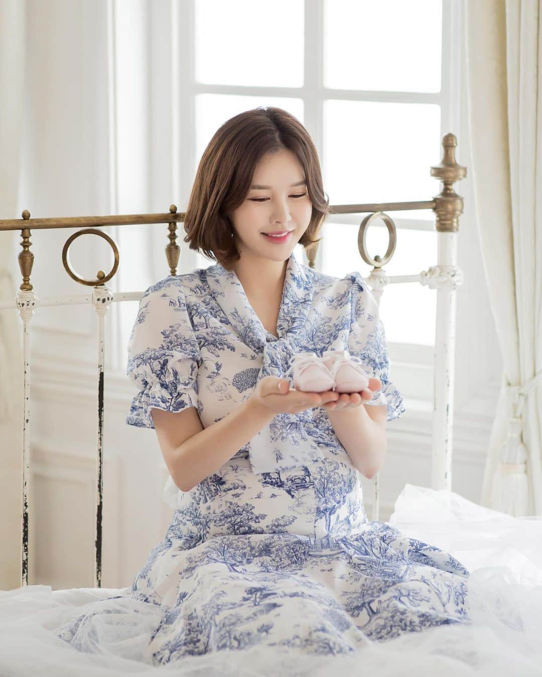 パク・ウンジのインスタグラム：「🤰만삭 사진👶🏻  이제야 셀렉했네요~ 요즘은 육아하느라 꾸밀 시간도 없는데  만삭 사진보며 대리만족 중이에요 😁 역시 남는 건 사진 밖에 없네 맞네-  👗 @eugenny_official @cleliac  📷 @avecmaman.studio  💄 @sunmipark0815  💇‍♀️ @aluu_sohyun」
