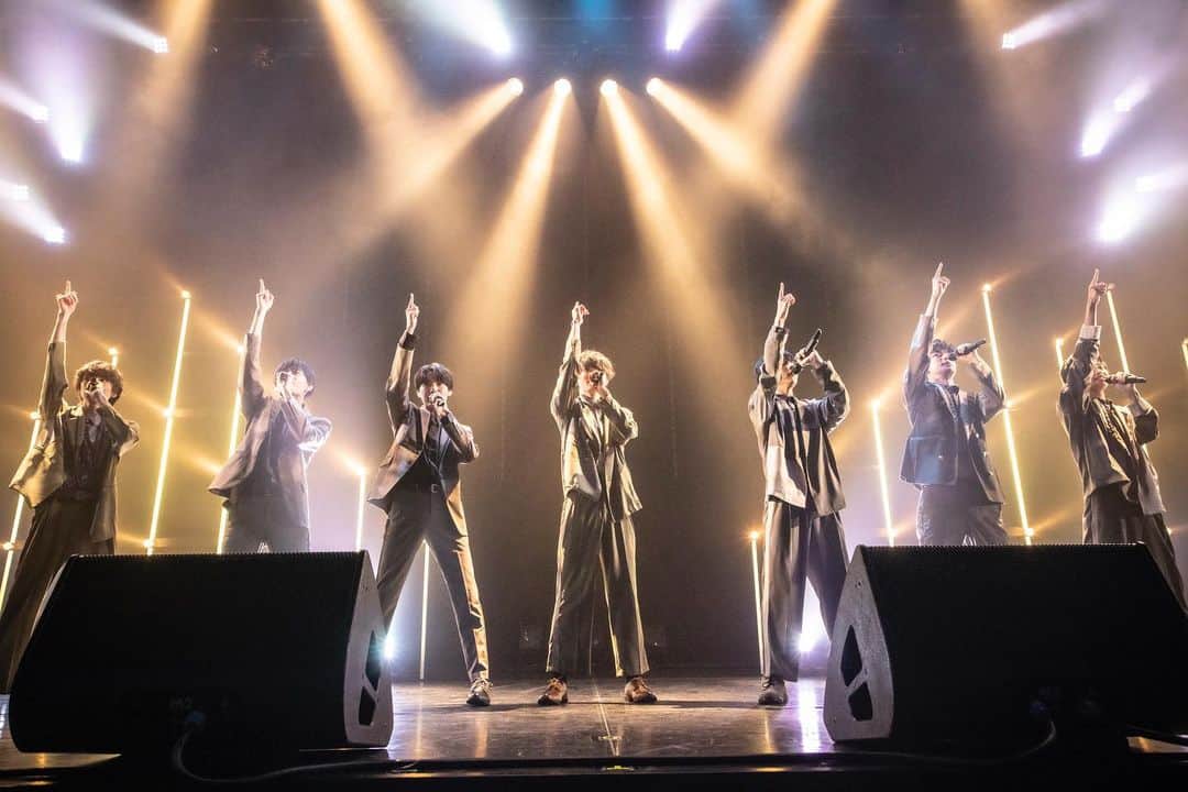 【公式】FAKE MOTION -卓球の王将-のインスタグラム：「. ／ #FAKEMOTION LIVE 2022 NY 🎥アーカイブ配信中🎥 ＼  🏓配信チケット購入 1/30（日）22:00まで  🏓アーカイブ配信  1/30（日）23:59まで  🎫配信チケット購入はこちら https://www.fakemotion.jp/live/2022nylive/  🔥 #フェクモ #フェクライ が熱い🔥  #ONENONLY  #原因は自分にある #EBiDANNEXT」