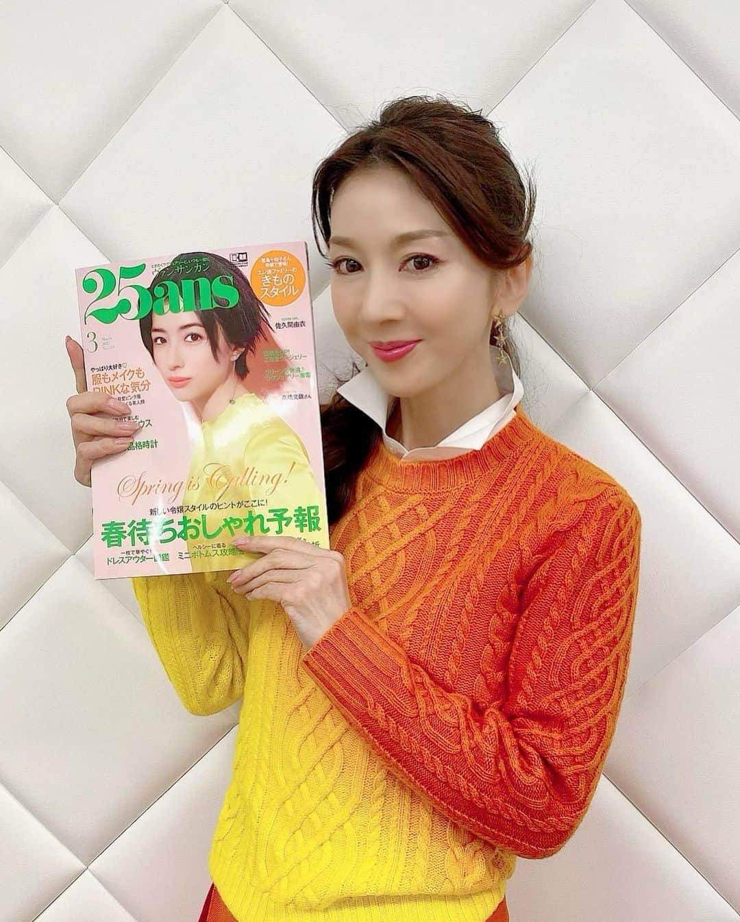 君島十和子さんのインスタグラム写真 - (君島十和子Instagram)「『25ans 』誌面にて お話しした「ローマ法皇パウロ2世」にお目にかかる時に作った五つ紋のお着物がこちらです。  そして『証拠写真』発見🕵🏻‍♀️ 👉🏻２枚目 ヨハネ・パウロ2世の存在感に圧倒され思わずカーテシーしてしまった 27歳の私… (眉毛に時代が出てます)  👉🏻１枚目 娘の七五三の時に、同じ着物を着ている37歳の私。  👉🏻3枚目 昨日のアタシ😜 25ans 誌の表紙は 佐久間由衣さん🌟  #まだ57歳ではありません #丙午ですから #テレビ収録直後 #またまた人生初挑戦 #チャレンジするアタシ #25ans #25ansonline  #君島十和子 #ftcbeauty」1月28日 22時05分 - ftcbeauty.official