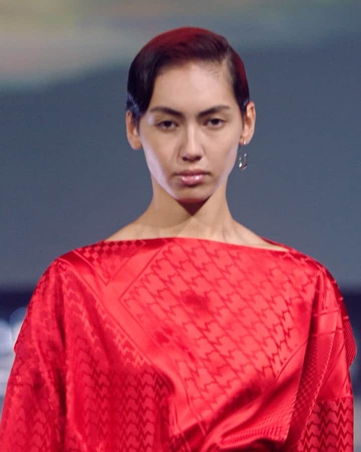 カシミ オムのインスタグラム：「WOMENSWEAR: WHERE NO WALLS REMAIN   CREATIVE DIRECTOR: Hoor Al-Qasimi @hooralq HEAD OF DESIGN: Adam Rice @adam.pa.rice STYLIST: Nell Kalonji @nellkalonji CASTING: Holly Cullen @_hollycullen ART INSTALLATION: Basel & Ruanne @ruanne.ar @basel.abb Incidental Insurgents Part 3 (2012-2015) ART DIRECTOR: Nicolas Santos @nicolas_santos SAFEEFA: Irthi Contemporary Crafts Council @irthicouncil ARTIST COLLABORATION: For Freedoms @forfreedoms CALLIGRAPHY: Walid Bouchouchi @walidbouchouchi @studio_akakir VIDEO DIRECTION & PRODUCTION: Premices Films @studiopremices PHOTOGRAPHY (Runway): Jason Lloyd-Evans @jasonlloydevans PHOTOGRAPHY (Social): Anna-Lena Krause @anna.lena.krause MAKE-UP: Vassilis Theotokis @vass_theotokis HAIR: Kiyoko Odo @kiyokoodo NAILS: Emily Rose Lansley @emilyroselansley FOOTWEAR: Hernán Guardamagna @hernanguardamagna SUNGLASSES: A Better Feeling @abetterfeeling SOCK SPONSORSHIP: FALKE @falke JEWELLERY: Maria Black Jewellery @mariablackjewellery FILMED AT: Printworks London @printworkslondon」