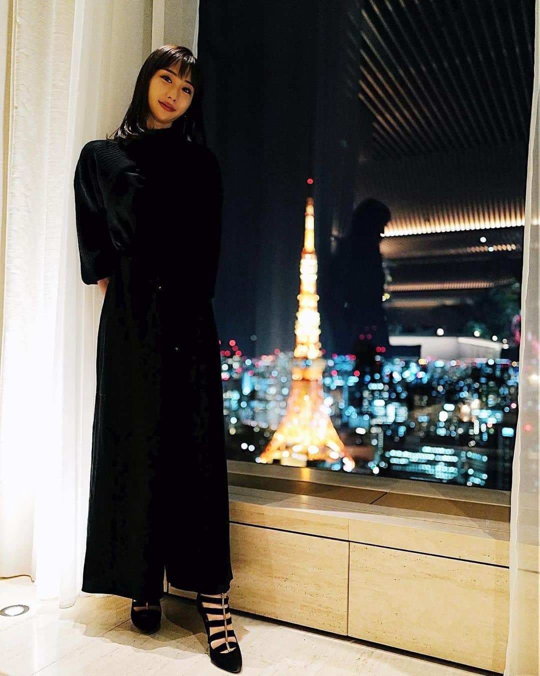 のインスタグラム：「🗼 cardigan @snidel_official  dress @estnation_jp  shoes @jimmychoo  #私服」