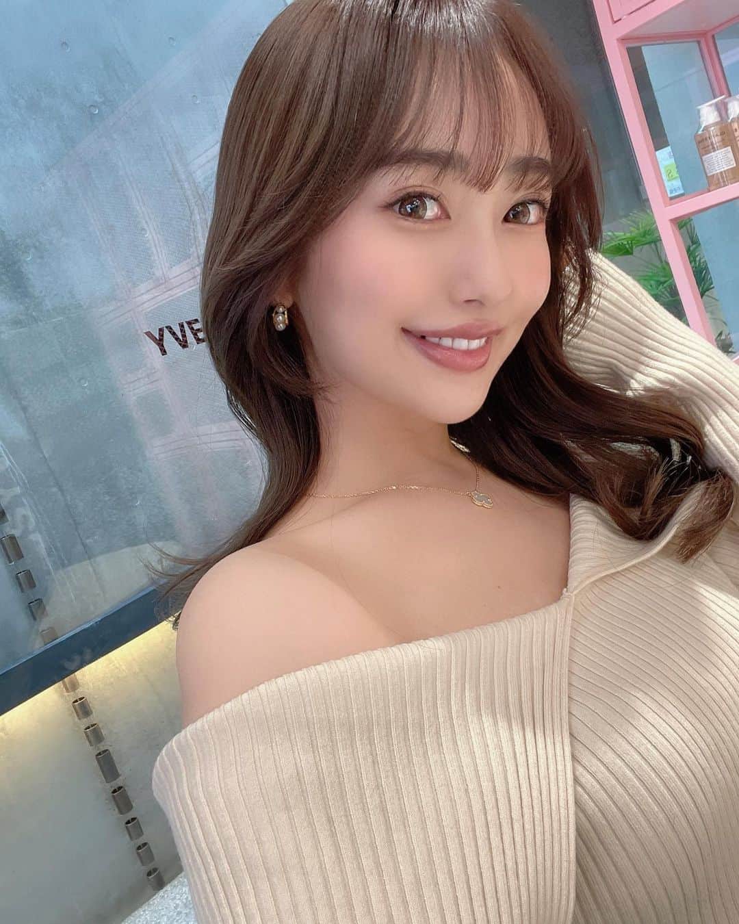 佐野友妃子さんのインスタグラム写真 - (佐野友妃子Instagram)「New hair🤍 Wang Hong Layer cut✂︎ めちゃくちゃ可愛く仕上げてくれました🐶  久しぶりにいつもより重めに前髪作ったんだけどどうかな？🥺  髪の毛が艶髪すぎてびびってる😭 3枚目の動画みて🥺🥺🥺  たいがくんありがとうございましたっ🦋 @taiga_kirihigashi」1月28日 22時28分 - yukikosano1111