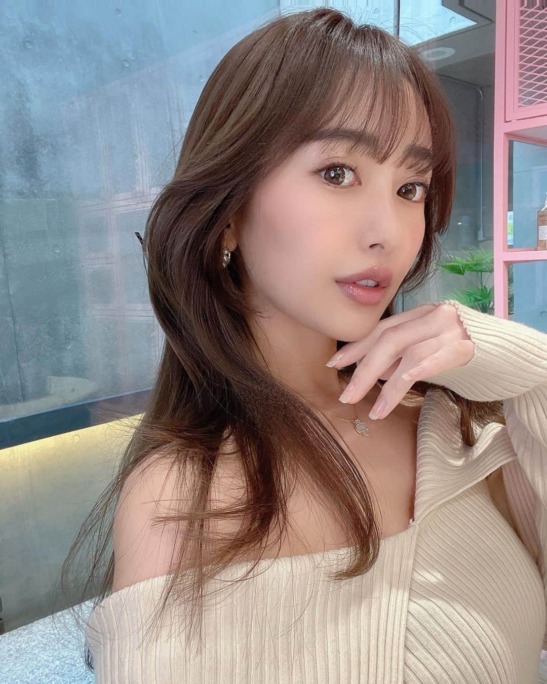 佐野友妃子さんのインスタグラム写真 - (佐野友妃子Instagram)「New hair🤍 Wang Hong Layer cut✂︎ めちゃくちゃ可愛く仕上げてくれました🐶  久しぶりにいつもより重めに前髪作ったんだけどどうかな？🥺  髪の毛が艶髪すぎてびびってる😭 3枚目の動画みて🥺🥺🥺  たいがくんありがとうございましたっ🦋 @taiga_kirihigashi」1月28日 22時28分 - yukikosano1111