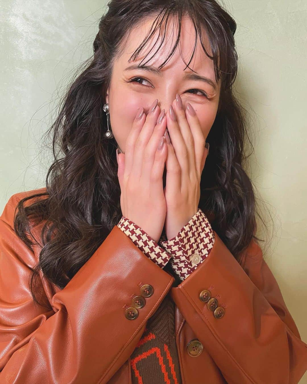 宮内理沙さんのインスタグラム写真 - (宮内理沙Instagram)「🧡 . . メイクで顔変わる人だから毎回新鮮で楽しい🥰 衣装も２つ候補あってギリギリまで悩んでたけど凄く可愛かった🥺✨ ありがとうございました♡ . 3本目だったからか充血してる、、笑 . .  #gianna #makeuplook  #colormakeup」1月28日 22時31分 - risa_miyauchi