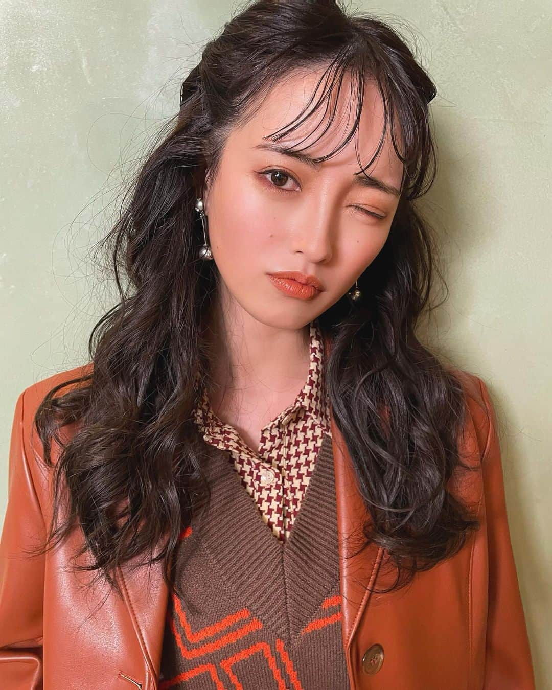宮内理沙さんのインスタグラム写真 - (宮内理沙Instagram)「🧡 . . メイクで顔変わる人だから毎回新鮮で楽しい🥰 衣装も２つ候補あってギリギリまで悩んでたけど凄く可愛かった🥺✨ ありがとうございました♡ . 3本目だったからか充血してる、、笑 . .  #gianna #makeuplook  #colormakeup」1月28日 22時31分 - risa_miyauchi