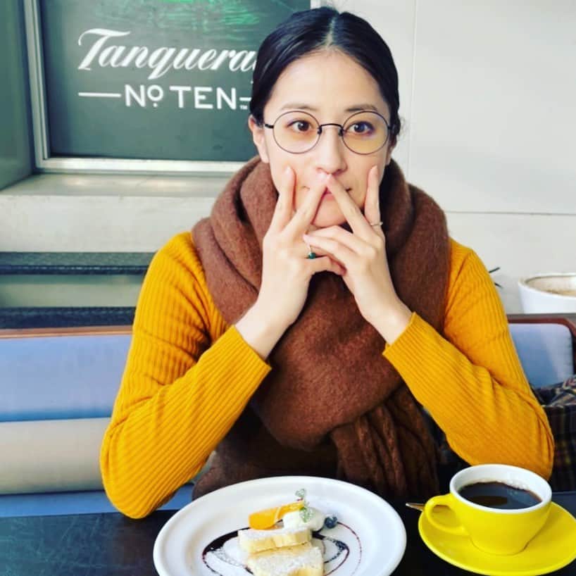 松本若菜のインスタグラム：「本日でデビュー15周年を迎えました。 . 15年間という月日を振り返って長かったのか短かかったのか分かりませんが、間違えなく言えることは自分一人でこの15年を迎えることは無理だったということ。 それくらい人に支えられてきました。 . ときに笑い、ときに泣いて。 楽しいばかりで続けられる仕事でないことを実感し経験してきました。 折れそうになりながらも何とか続けてこられたのは沢山の人が助けてくれたからです。 ありがとうございます。 . 私は人に恵まれています。 応援して下さっているみなさんも本当にいい人ばかりで。 やっぱり人に恵まれているなぁと。しみじみ。 . これからも色々なことがあると思います。 起こると思います。 それでも私は私のまま、しっかりと自分と向き合いこれからも成長をし続けていけたらと思っています。 .  本日もありがたいことに現場でした。 近々みなさんにも良い報告ができそうです。 . こんな私ですがこれからもよろしくお願いいたします。 . 写真はいつかのどこかの。」