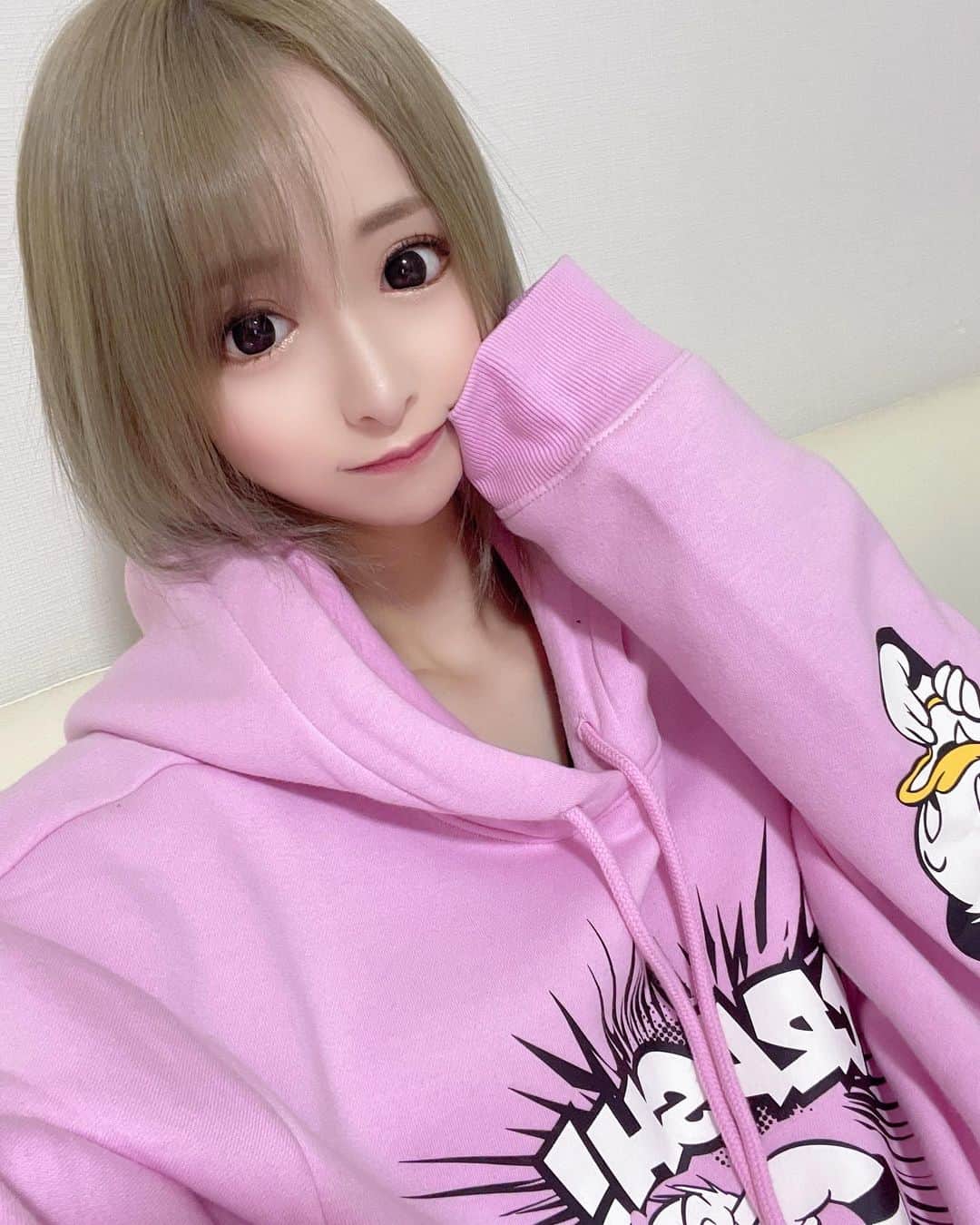 のインスタグラム：「パーカーがいちばん楽だよね〜💓 冬っておしゃれするのめんどっちい💃 まあいつもだがな(›´ω`‹ )❤️   #黒宮ちはや #小悪魔ageha #モデル #キャバクラ #キャバ嬢 #ホステス #ラウンジ #水商売 #お酒 #歌舞伎町 #新宿 #六本木 #銀座 #北新地 #ミナミ #渋谷 #すすきの #シャンパン #パーカー #パーカー女子」