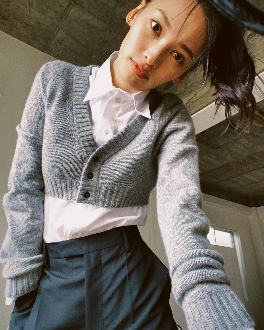大政絢のインスタグラム：「発売中のBAILA どのコーデも可愛かった😌 ミニ丈のニット惹かれる…🤍  #BAILA」