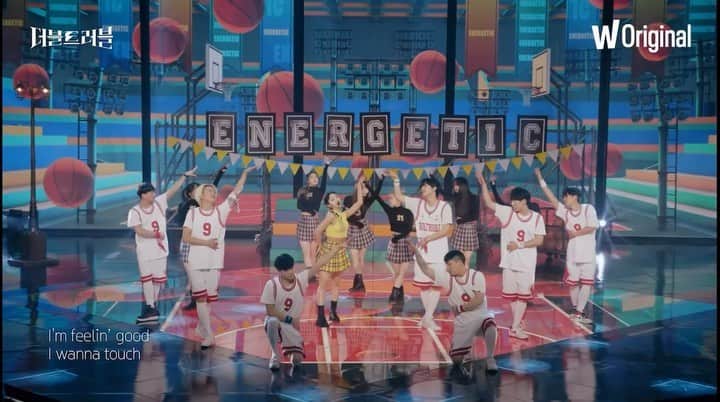 のインスタグラム：「[Energetic 무대 비하인드]⠀ ⠀ 스포티 컨셉을 어떻게 멋지게 보여드릴 수 있을까 고민하다가  김인성 시나리오 감독님께서 하이틴 뮤지컬 스러운  아이디어를 주셔서, 재밌는 무대를 만들었어요! ⠀ 인성감독님께서 만드신 시나리오 구성은 ⠀ 이러합니다.⠀(텍스트 그대로 가져다 복붙) ⠀ 구성은 안경끼고 처음에 떡볶이코트(농구복위에)입고 배낭을 맨 인성이 멋지고 힙한 민지를 보고 반한다!  그녀에게 고백을 결심해서 꽃을 들고 가지만 고백 거절 ⠀ ⠀ 아쉬운 마음을 가지고 분위기 전환-  마치 고등학교 축제같은 분위기가 열리며 한가운데서 민지가 춤을 추며 노래, 그때 옆에 합류해서 같이 춤을 추며 노래하는 인성!  농구복입고 안경벗고 다른 스타일로 나타나 둘이 같이 멋지게  무대를 하고 사람들의 환호 받음⠀ ⠀ 마지막에 다시 꽃을 한번 건넴 민지가 받아줌- ⠀여기까지!!ㅋㅋㅋ  이 무대에 대한 노고가 많으셔서  제 인스타를 빌려 소개드립니다ㅋㅋ ⠀ ⠀ 에너제틱 무대는 숨은 포인트들이 많은데요,⠀ 흰장미, 붉은 장미의 변화-⠀ 스포티에 녹여내린 하이틴 컨셉-⠀ 댄서분들 의상에 붙은 21, 9 숫자 등-⠀ ⠀ 보실 때 이런 부분들 염두해서 보시면, ⠀ 무대를 더 재밌게 즐기 실 수 있으실거에요!!🎵💛🤍 ⠀ ⠀ I kept thinking over how to deliver this sporty concept to our fans, ⠀ and the scenario director Mr. Kim, Inseong gave me this fun high-teen musical idea, ⠀ which was really fun!⠀ This is how the story goes.⠀ ⠀ First, Inseong, who is wearing glasses, old-fashioned coat over basketball uniform, and carrying a backpack falls into love with hip Minji! He decides to ask her out, bringing flowers, but refused. ⠀ ⠀ With sorriness, the mood changes into like a high school festival. Minji is singing and dancing in the floor, and Inseong suddenly comes in and dance with her! He is now without glasses, showing up in a totally different style! They are having perfect performance together and getting cheers from people. ⠀ ⠀ At last, Inseong gives flowers to Minji, and finally, she accepts his heart.⠀ ⠀ Energetic stage has many hidden points behind the scene. ⠀ For examples, you may find out changes from white roses to red roses, ⠀ high teen concept in sporty mood, ⠀ and numbers like 21 and 9 at the clothes of dancers. ⠀ ⠀ It may be fun, if you can catch those points while enjoying the stage!!」