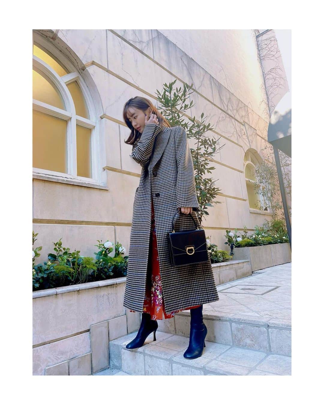 のインスタグラム：「Max&Co.  Coat @maxandco  Dress @maxandco  Boots @pellico_japan  Bag #Nicola Ferri By Samuel #used  バッグは代官山の古着屋さんで5年前に購入。 とても素敵で、ちゃんとした時用に、と思って 機会なく、一度しか使ってないかも。 …どうしよっか。機会ください。  時代は80’sくらいかなぁ。90’s？どう思う? お国は…イタリア?フランス？  んー。コートに合わせてイタリアで😚 （帰宅し追記。MADE IN ITALY でした😉）  #美人百花🌸の撮影終わりでパチリ  明日はファッション誌。 17体着ます🤤楽しみにしててね」