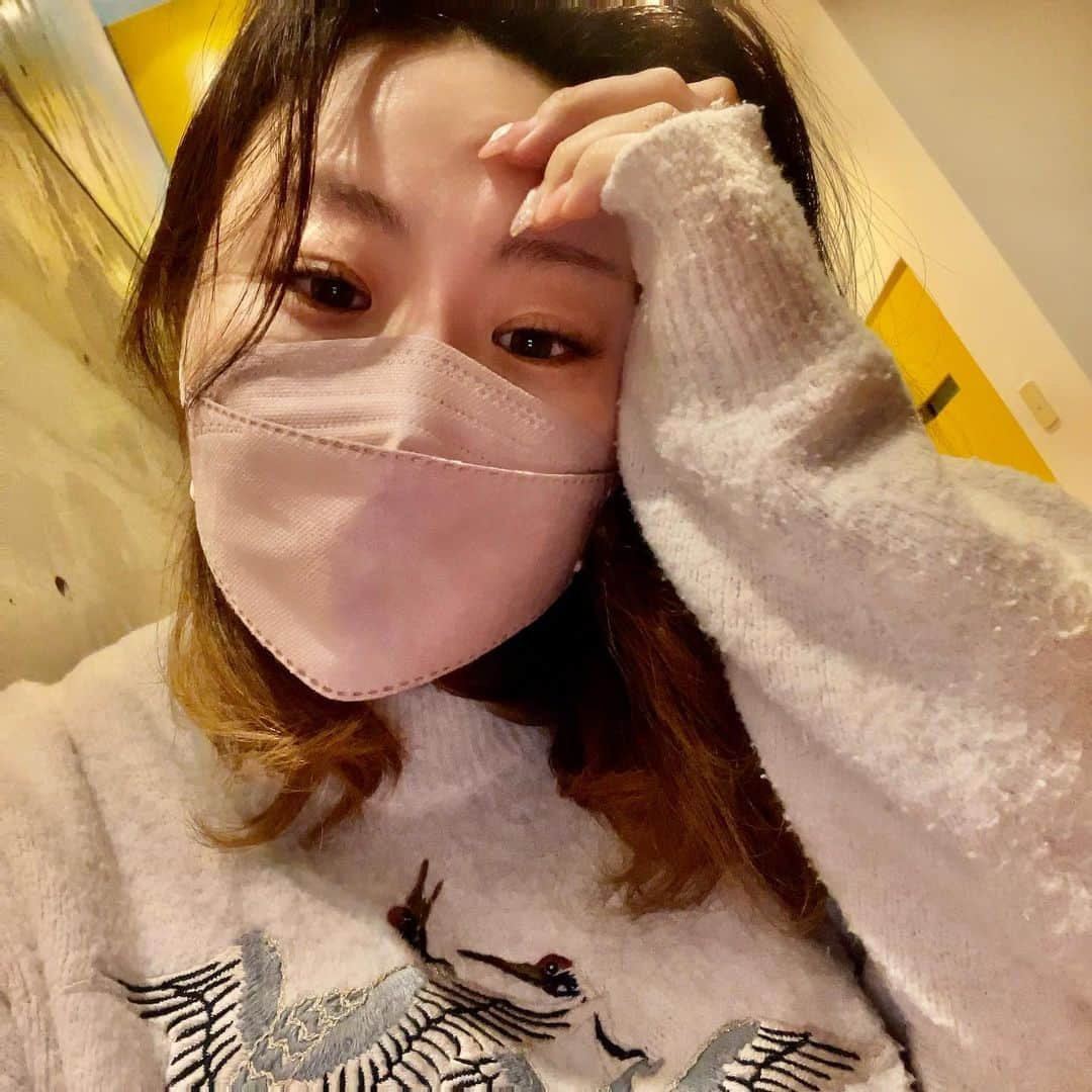 青木りんのインスタグラム：「💞😷😷😷💞  この色のマスク最近お気に入り。  なんとも言えないちょっと紫なピンク🎀  イエベカラーのマスク😷  よく見るとサイズ合ってないよね？笑  何年も着倒したお気に入りのニットとも似た色ですき。  あ、私は元気です🙆‍♀️  パーソナルカラーはイエベ春でした。  本当に？よくわかんないけど。  日本は寒いです🥶🇯🇵   #私は元気です   #ある意味生き残り  #みんなの無事を祈ってる  #青木りん  #aokirin  #rinaoki   #japanesegirl」