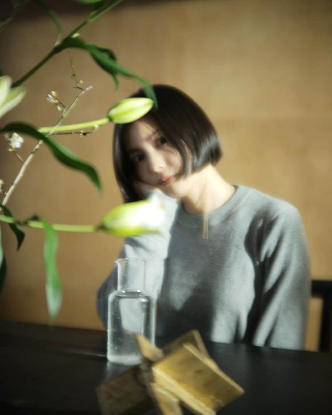 矢野未希子さんのインスタグラム写真 - (矢野未希子Instagram)「ユリとウメと🌱  短い髪から揺れるゴールドのピアスが可愛いと 何度も言ってくれるみほちゃん。 嬉しい。。 可愛く写真撮ってくれました♡  4枚目はキンカンと🍊 良い香り✨」1月29日 9時38分 - mikko1104