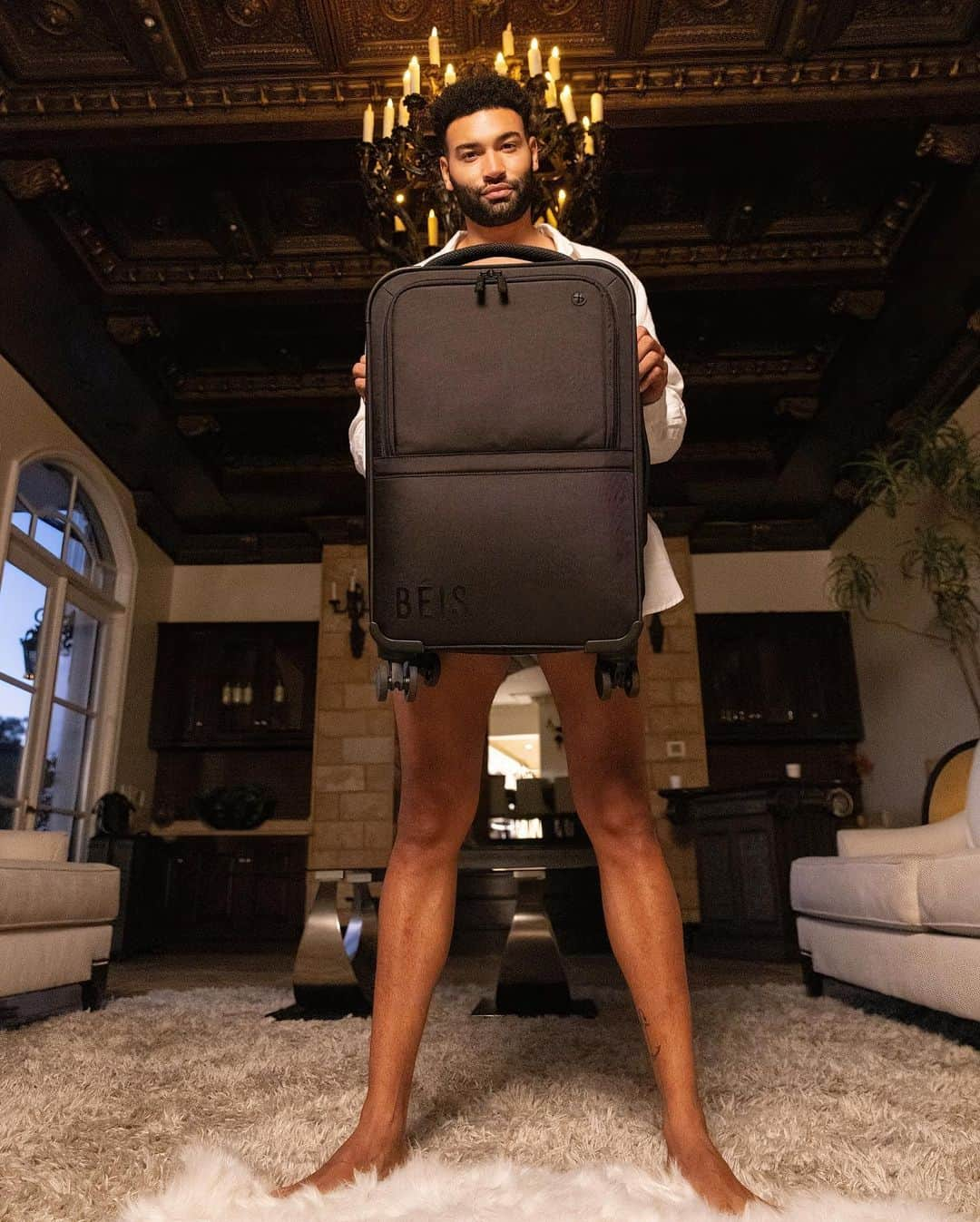 シェイ・ミッチェルさんのインスタグラム写真 - (シェイ・ミッチェルInstagram)「We have WAY too much fun at these shoots…🤣  Size matters. Collapsible AND expandable SOFT-sided luggage COMING soon. Tuesday, February 1st. 9am pst.」1月29日 9時40分 - shaymitchell