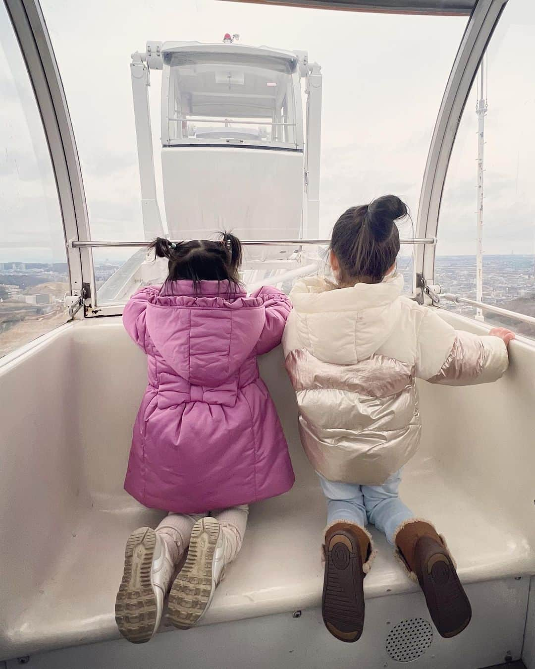 来夏さんのインスタグラム写真 - (来夏Instagram)「#💞 まだ2歳、もう2歳🥺 あっという間だなぁー🥺 子どもたちの見る景色を大切にしていきたいなーと 同時に自分のことも同じように大切にしなきゃなーと より思うようになったなぁ☺️ 子どもから教わることが多い毎日💕 ＆癒し🥰 #2歳 #女の子ママ」1月29日 10時13分 - rairairaika