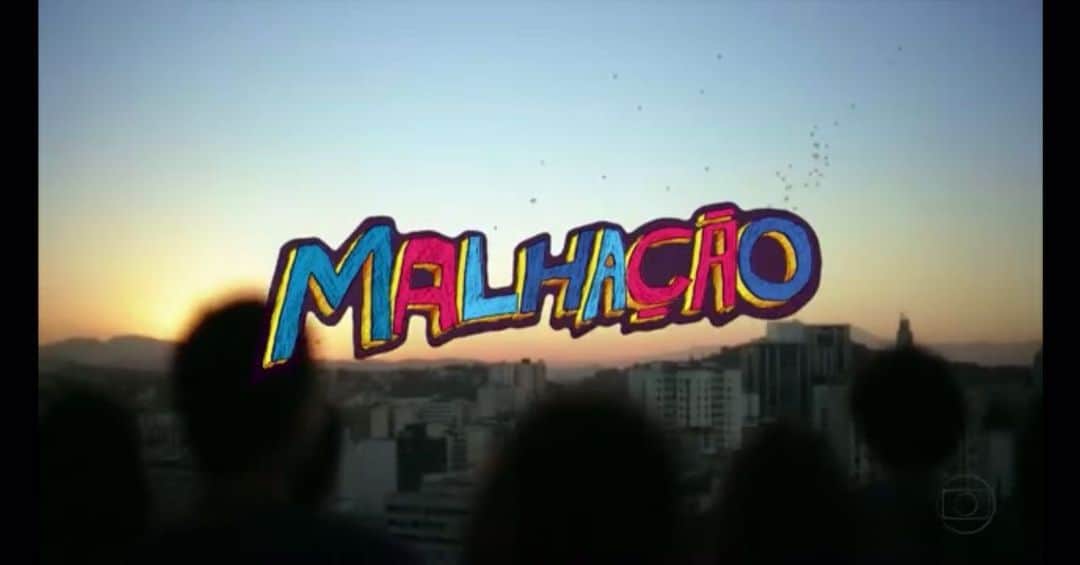 ジュリアナパイヴァのインスタグラム：「Hoje depois de 27 anos o “livro” #Malhação se fechou!  Sempre acompanhei, desde quando nem sonhava em viver essa experiência como atriz! Um produto que trouxe várias histórias e reconhecimento! Um espaço para os jovens, feito por jovens!  Uma verdadeira família de várias gerações, que me orgulho muito de ter feito parte! 💫 Em 2012 #Fatinha chegou e mudou a minha vida e até hoje escuto depoimentos nas ruas de pessoas que tiveram uma fase especial marcada pela personagem!🧢💋 Aliás é impossível ouvir essa música e não lembrar da gente (equipe, amigos, irmãos de uma mesma vivência)!   Só sinto alegria e gratidão! É pra sempre!🙌🏼❤️💫✨  *Conta pra mim aí nos comentários qual é a sua maior lembrança com #Malhação ?  #VamosNosPermitir」