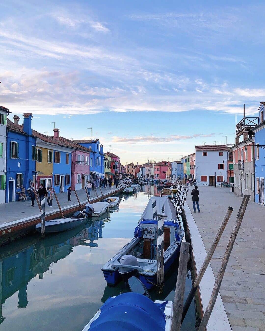 谷山響のインスタグラム：「Burano✴︎  Pas loin de Venise mais le style est tellement différent   #burano #buranoitaly #buranovenice」