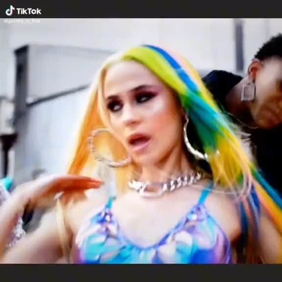 ロブ・モローのインスタグラム：「ICYMI @tumorrrow ruling as #cashmermaid on @queensabc watch it on @hulu #queens」