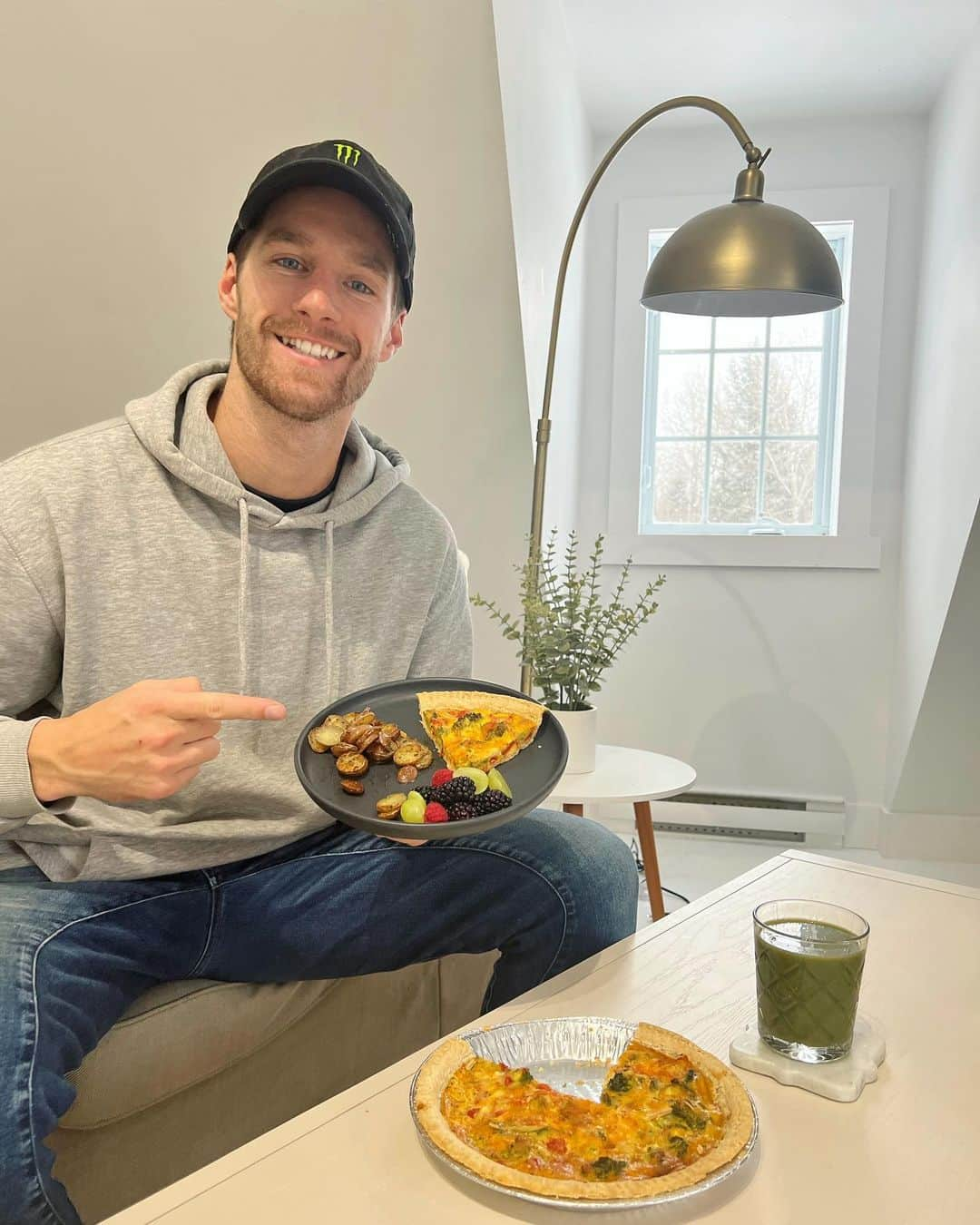 マックス・パロットのインスタグラム：「Brunch to end off a busy week! 😋 Nothing like an easy and tasty protein-packed vegetable quiche! #eggsanytime @eggsoeufs  Ingredients: Broccoli Tomato Onions Eggs Salt & Pepper Cheddar cheese Crust Parsley」