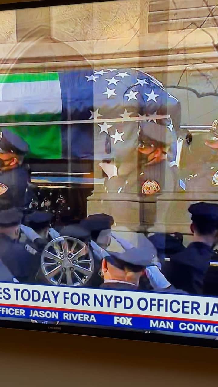 スーザン・ルッチのインスタグラム：「Paying well deserved respect and honor to the young fallen NYPD hero—Detective Jason Rivera.  I need to add my great admiration for his beautiful young wife for the strength she showed and her touching and powerful words.  Tragedy.  Senseless loss. 🙏🙏🙏🌟🌟🌟💔」