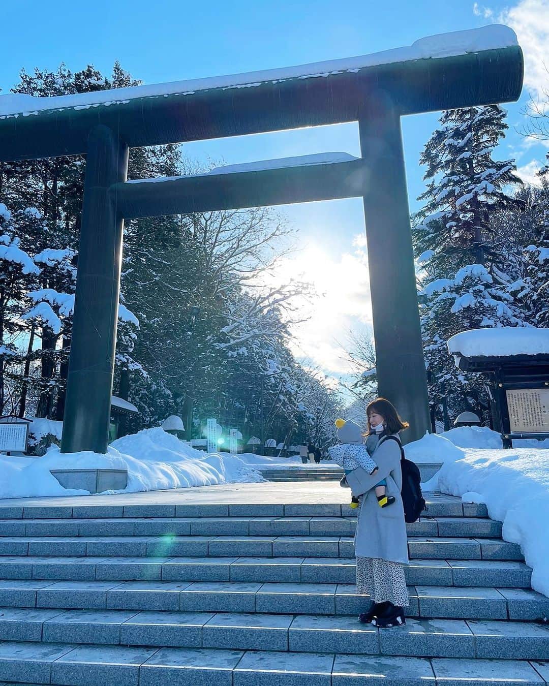 木村愛里さんのインスタグラム写真 - (木村愛里Instagram)「⋆ 明けました！🎍 おめでとうございます🙇‍♀️❤️ ㅤㅤㅤㅤㅤㅤㅤㅤㅤㅤㅤㅤㅤ えっ。 ㅤㅤㅤㅤㅤㅤㅤㅤㅤㅤㅤㅤㅤ １月バタバタとしていたら ストーリーズの更新ばかりで ちゃんとフィード投稿を しておりませんでした😭🙌 ㅤㅤㅤㅤㅤㅤㅤㅤㅤㅤㅤㅤㅤ 皆さま 2022年も宜しくお願い致します！ ㅤㅤㅤㅤㅤㅤㅤㅤㅤㅤㅤㅤㅤ ㅤㅤㅤㅤㅤㅤㅤㅤㅤㅤㅤㅤㅤ ㅤㅤㅤㅤㅤㅤㅤㅤㅤㅤㅤㅤㅤ 写真は北海道神宮での初詣⛩ ㅤㅤㅤㅤㅤㅤㅤㅤㅤㅤㅤㅤㅤ なんと！ 家に帰って写真を見返したら 緑のオーブだらけでした！！💚😳 ㅤㅤㅤㅤㅤㅤㅤㅤㅤㅤㅤㅤㅤ 特に息子のまわりに多い。 緑の光まつりなのわかります？🤔 ㅤㅤㅤㅤㅤㅤㅤㅤㅤㅤㅤㅤㅤ 最初なんのライトアップかと思った😳笑 皆さんは何個見えますか？？ 私は９個..💚✨ ㅤㅤㅤㅤㅤㅤㅤㅤㅤㅤㅤㅤㅤ 北海道神宮で緑のオーブを 撮影できちゃうとは..🤔✨👏 さすが神宮。 やはり、いますね。ㅤㅤㅤㅤㅤㅤㅤㅤㅤㅤㅤㅤㅤ ㅤㅤㅤㅤㅤㅤㅤㅤㅤㅤㅤㅤㅤ 皆さんにも幸運が訪れますように☺️ HAPPYのお裾分けです🕊✨ ㅤㅤㅤㅤㅤㅤㅤㅤㅤㅤㅤㅤㅤ ㅤㅤㅤㅤㅤㅤㅤㅤㅤㅤㅤㅤㅤ ㅤㅤㅤㅤㅤㅤㅤㅤㅤㅤㅤㅤㅤ #2022年 #今年も宜しくお願い致します  #今更。笑 #今年の目標は筋肉をつける  #息子と走り回る予定 #北海道神宮 #オーブ #緑のオーブ #幸運 #orb #happy #🕊 #🤞」1月29日 8時00分 - airi_official
