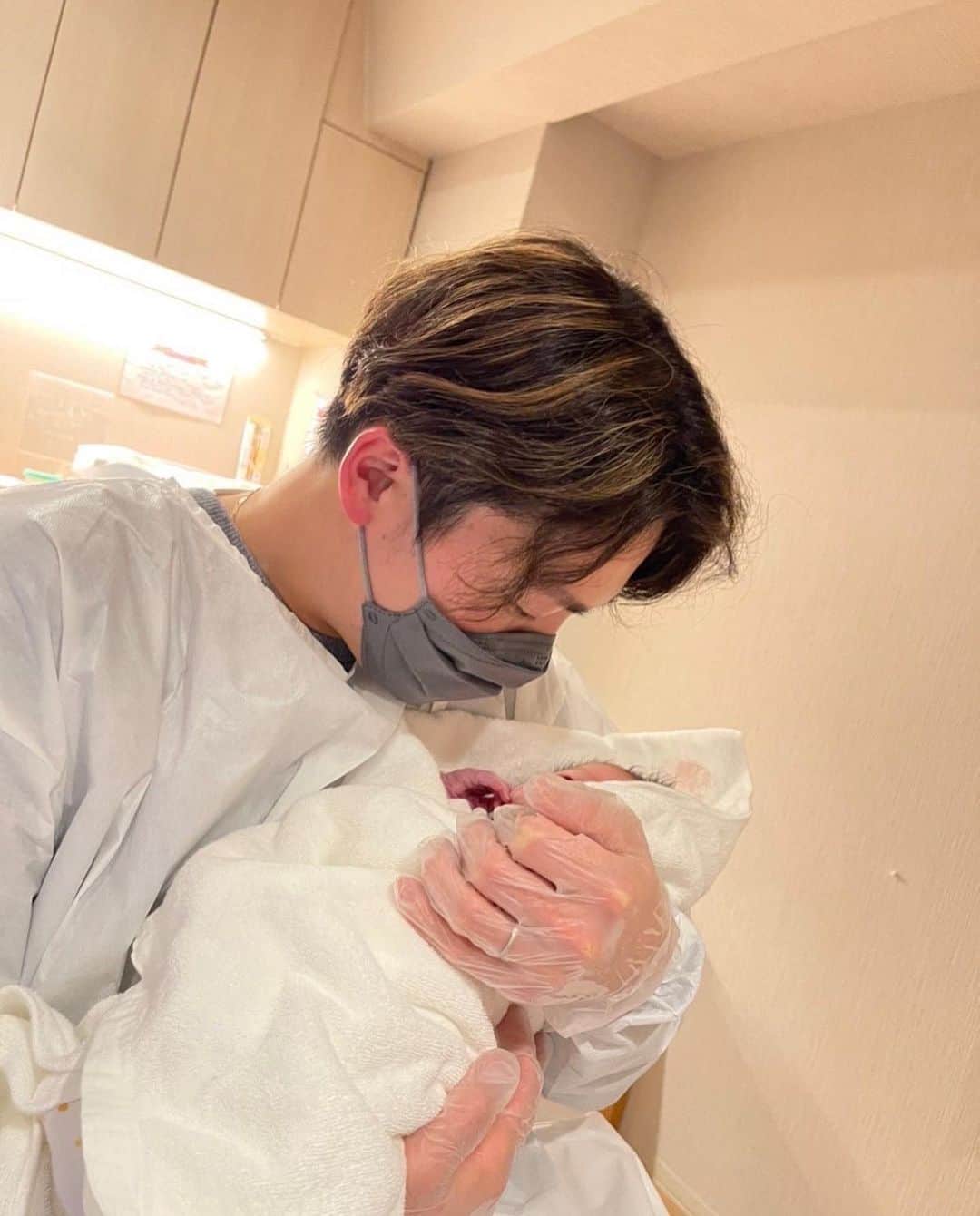 源田壮亮のインスタグラム：「⁡ ⁡ ご報告 ⁡ 先日、第一子となる長男が誕生しました。 元気に生まれてきてくれた感動と喜びを噛みしめています。 妊娠初期からひどい悪阻があり、またコロナ禍という大きな不安のなか、お腹の中でずっと育ててくれて、元気な子を生んでくれた妻には感謝しかありません。本当にありがとう。 ⁡ これからは3人家族になります。 夫婦で力を合わせながら、周りの方々のお力添えをいただきながら大切に育てていきたいと思います！ 夢は息子とキャッチボールをすることです⚾️ また、いよいよキャンプインを迎えます。 より一層、責任感を持って頑張ります。 今後ともよろしくお願いします！ ⁡ ⁡」