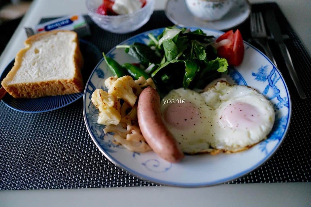 草間淑江さんのインスタグラム写真 - (草間淑江Instagram)「皆様おはようございます。  1月29日の朝は、サラダ、目玉焼き、焼き野菜、ハーブソーセージ、パン、いちごヨーグルト。  今日はフォションのパン。  いつものように野菜を意識して。  カリフラワーとれんこんとスナップエンドウ。  パンとコーヒーってほんとに幸せ感。  今朝も感謝して  ごちそうさまでした。  さて、曇っていて肌寒いです。  暖かくしてお過ごしください。  皆様が素敵な週末になりますように♡  #朝食#パン#パンとコーヒー#野菜#焼き野菜#ハーブソーセージ#いちごヨーグルト#今朝も感謝#ご馳走様でした🙏✨」1月29日 8時06分 - yoshie_kusama