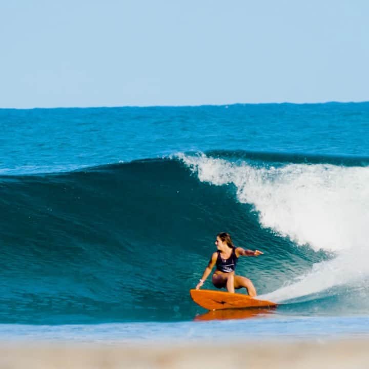 キャロライン・マークスのインスタグラム：「Temped to ride this 7’6 @gerrylopezsurfboards for the start of the #pipelinemasters possibly tomorrow.. what do y’all think? 🤷‍♀️🤪   🎥 // ⚡️ @alyssarenesmith ⚡️」