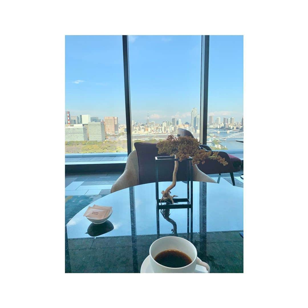 中島芽生のインスタグラム：「☝️ やっぱり休日は朝からホカンス🏝☀️ そして、ヌン活ですね🍰🥂  ・ホカンス＝ホテルでバカンス気分 ・ヌン活＝アフタヌーンティー活動  …というのをご存知でしたでしょうか。 もちろん、そんなオシャレな事を私が 土曜日の朝からしている訳もなく。  この写真の現実は…  【ロケ中に物撮り（食べ物などの撮影）があり、 少しの休憩の間に、ロケをしていたホテルで 何か少しでも雰囲気を味わいたく、 一杯だけ慌ててコーヒーを頂く様子】です。  シューイチのロケは目まぐるしく、 色々な場所で、たくさんの物をご紹介することが多いので、 いつも頭と体、そして心がフル回転します🌀  それでも、この景色を見て、コーヒーを飲んでいた ほんのひと時は、 ほっと自分に帰れる瞬間でした。  写真は様々な背景を切り取って見せたり、 たった1枚で物事の本質に迫ったり、面白いものですね。  こちらのロケの様子は、明日のシューイチの プレミアムのコーナーで取り上げます☝️✨ 気持ちだけは、朝からホカンス！からのヌン活！  皆様、素敵な週末をお過ごし下さい！  #おはようございます #ホカンス #ヌン活 #初めて聞きました #現実は溜まった家事をしますよ #シューイチ #中島芽生」