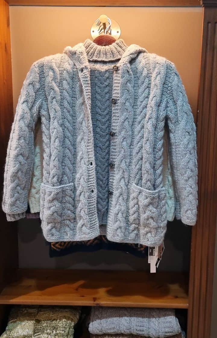 ティネスのインスタグラム：「Cable knit cardigan and sweater from alpaca and merino wool. Both items in M size. Ready to ship.   If you are interested in other hand- knitted cardigans or sweaters, DM. We have some in stock. WWW.TINES.LV WORLDWIDE SHIPPING」