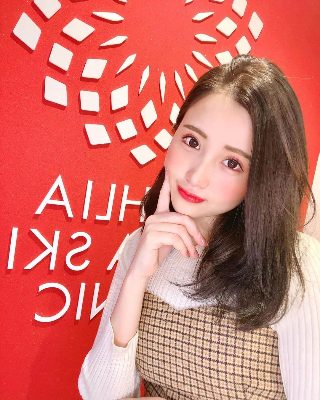空陸海ゆきなのインスタグラム：「久しぶりの肌メンテは DAHLIA SKIN CLINIC💠 @dahliagsc  10月ぶり？かな？😗  今回ダーマペン4にエイジングケアの 薬液を使ってニキビ跡を撃退しにきました✨  別で首元が荒れてる件を 話したら先生が詳しく相談にのってくれた🥺❤️  いつもその時の肌の状態に合わせて 今日はこれぐらいにしよう！って 決めてくれるので本当に安心して お願いできる❤️ まだニキビ跡気になるので 来月も行こうっと！  #ダリア銀座スキンクリニック  #ダリア銀座  #美容皮膚科 #美容クリニック  #肌メンテナンス #ダーマペン4」