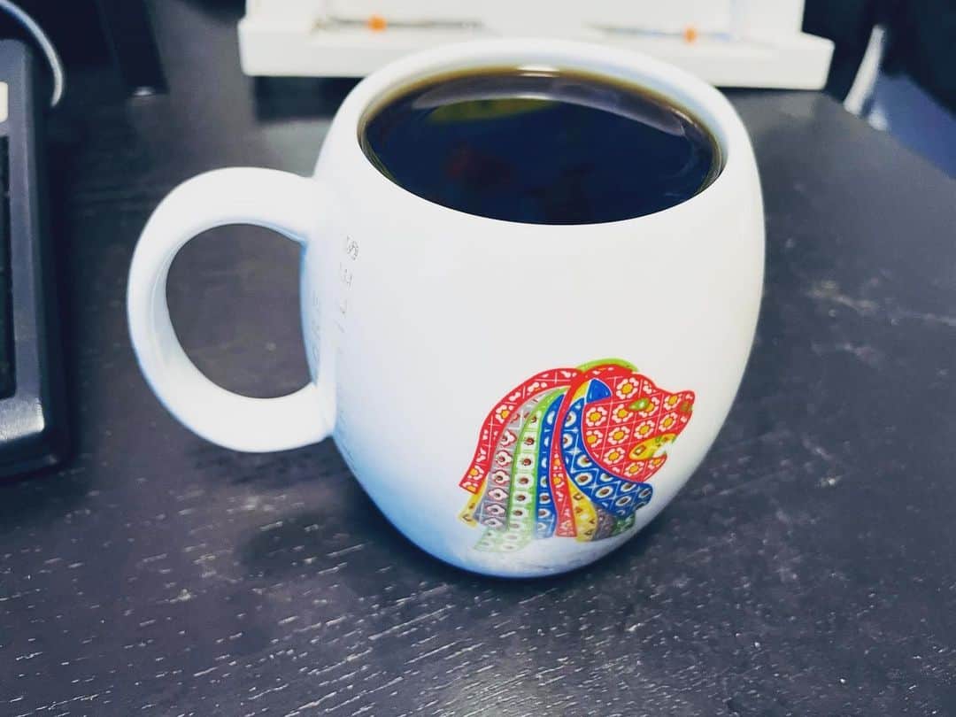 徳尾浩司のインスタグラム：「コーヒーは酸味のあるタイプが好きだけど、たまにガツンと苦いのを飲みたくなるときがあって、コストコで買った無限にあるスタバの豆を淹れます。写真はライオンコーヒーです。」