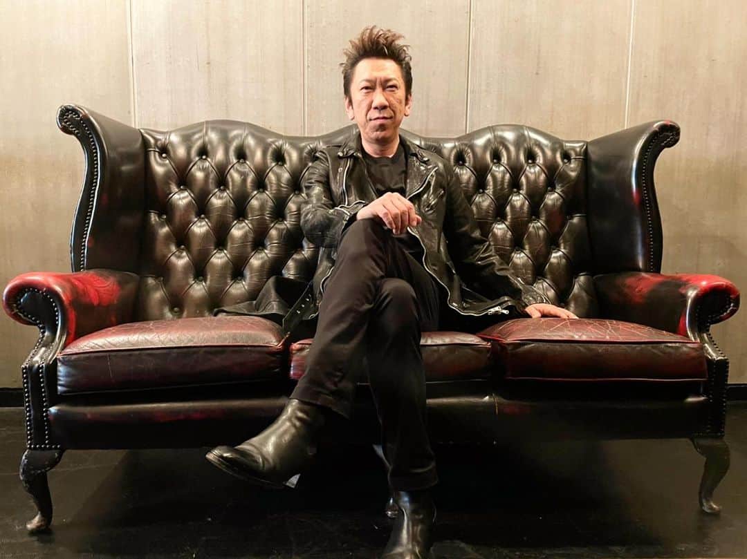 のインスタグラム：「ニューアルバムのリリース、ドキュメンタリー映画の公開に向けてメディア・プロモーションの毎日が続いています。続々とインフォメーションされますのでどうぞ皆さん、お楽しみに！ #布袋寅泰 #stilldreamin」
