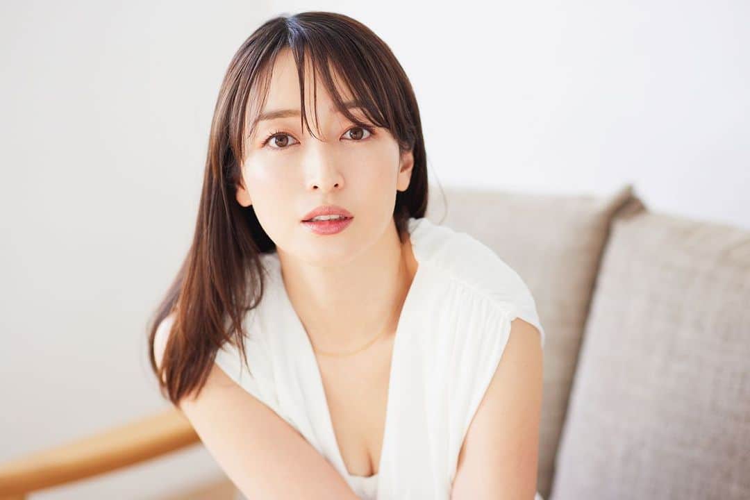 上野なつひのインスタグラム：「東京カレンダーさんのwebでインタビューしてもらいました😊 カメラマンは松本まりかちゃんの紹介で仲良くなった佐野円香ちゃん。  久々の撮影が円香ちゃんでとっても嬉しい！！  噂には聞いてたけど…「女性を可愛く、美しく撮る天才」は本当でした✨🥰  もはや、これ私ですか？と思わせてくれるほど円香ちゃんの魔法にかけてもらって感激… 気に入ってる♡︎  写真も小出しに残していきます♡︎ 素敵な取材をありがとうございました！ @tokyocalendar  #金曜美女劇場  #東京カレンダー ・ ・ #photography  #photooftheday  #カメラ好きな人と繋がりたい」