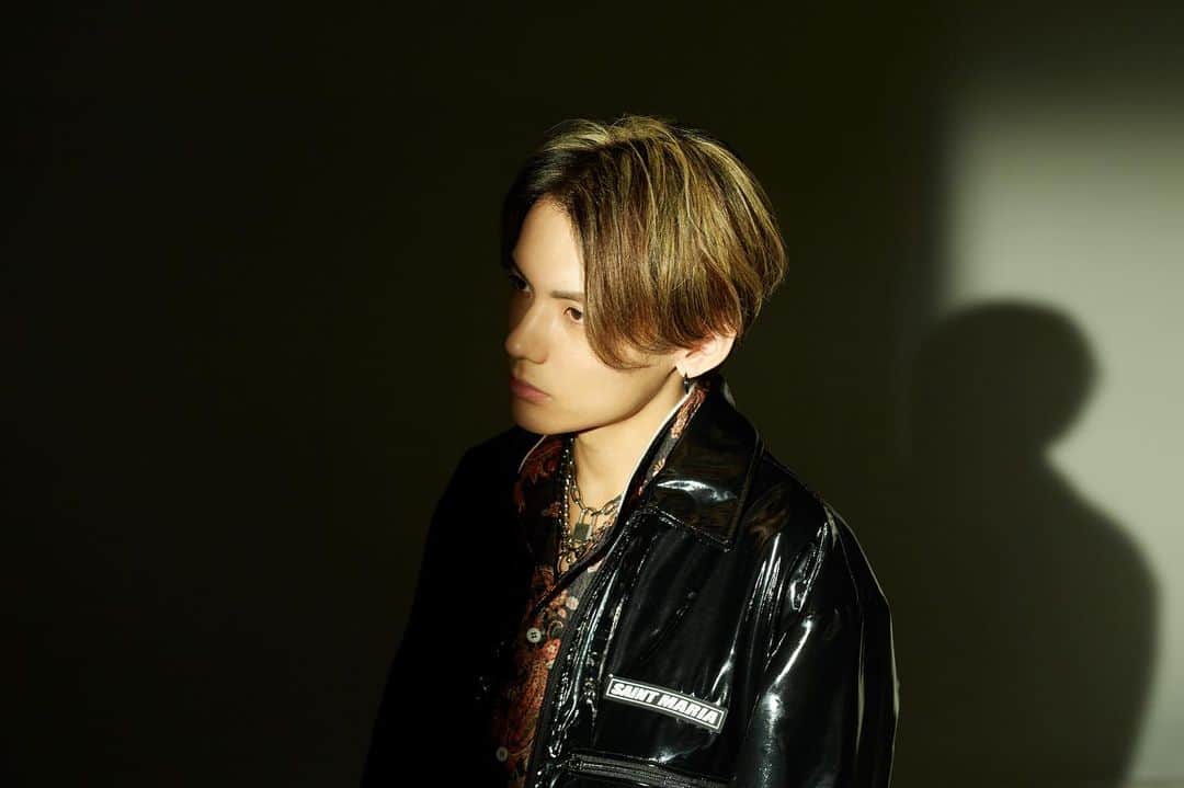 のインスタグラム：「⚡️お久しぶりです⚡️  この度、フリーランスとしてDJ・作曲プロデュース・コロナナモレモモ(マキシマム ザ ホルモン2号店)でのバンド活動をすることとなりました。  初心に戻り、試行錯誤しながら、もっとみんなと楽しい事をしていきたいと思ってます！ 仲間と創った新しいプロフィール写真も初公開です！ 本当にたくさんご心配をおかけしました。 待っていてくれたみんな、ありがとう。 ただいまだよ！！  -KSUKE NEW PROFILE PHOTO from 2022 Ver.1.0- ・Photographer Hiromu Kameyama / @hiromu_kameyama ・Stylist JUNI / @junisug ・Hair & Makeup  Chihiro Yamada / @chi_i1026 ・Haircut & Color Masayoshi Nakayama / @masayoshi_nakayama  -SPECIAL THANKS- SAINT MARIA / @saintmaria_official Melil / @melil__ DUALISM / @dualism_dl_official upABORN / @upaborn   －－－－－－－－－－－－－－－－－－－－－－ ※DJ出演、作曲などのオファーはDMまたは 下記メールアドレスまでご連絡下さい。 📩ksukejpn@gmail.com －－－－－－－－－－－－－－－－－－－－－－  #KSUKE #DANGERDEER #コロナナモレモモ」