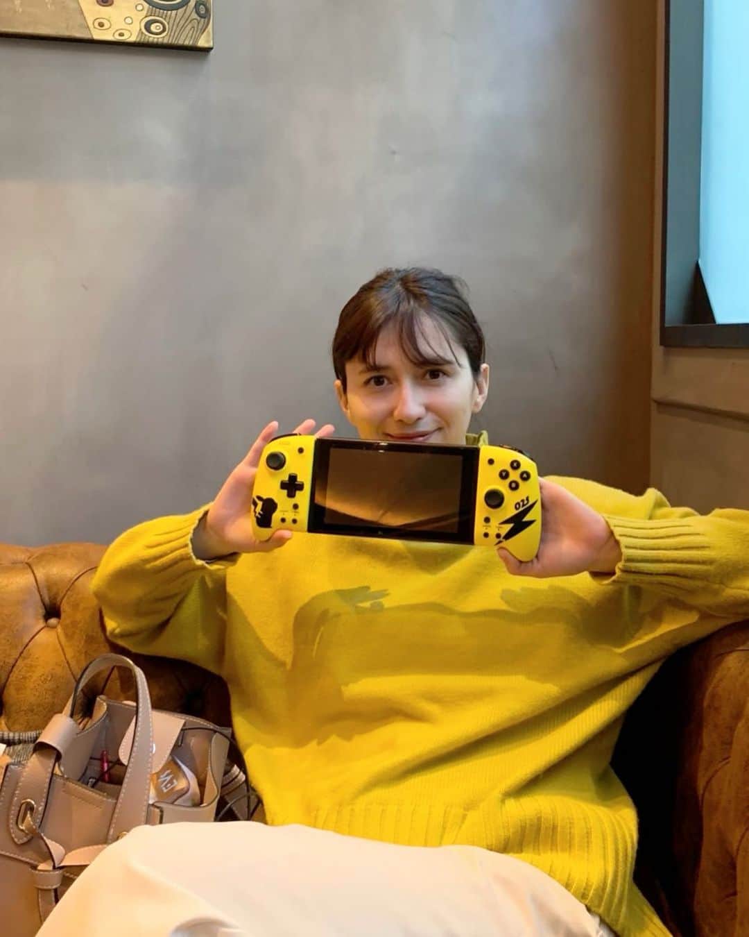 大釜ケリーのインスタグラム：「明るいイエローで気分ウキウキ！ ニットとSwitchのコントローラーはピカチュウイエロー！アルセウス買ったので持ち運んで遊んでます☺️ #knit #yellow #pokemon #ピカチュウ　#ポケモン #アルセウス」