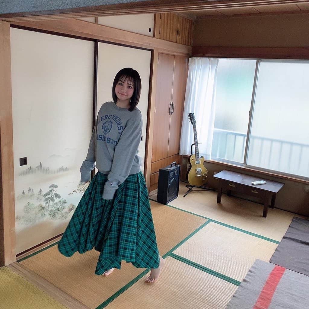 のインスタグラム：「. お知らせです🗣  1/31発売の #週刊プレイボーイ さんにてグラビアが掲載されます♪  今回のテーマは「キミのおうちに居候中。」です♡ 同日にデジタル写真集も発売されるのでぜひそちらもチェックしていただけると嬉しいです🙇🏻‍♀️❤️  @shupure_official」