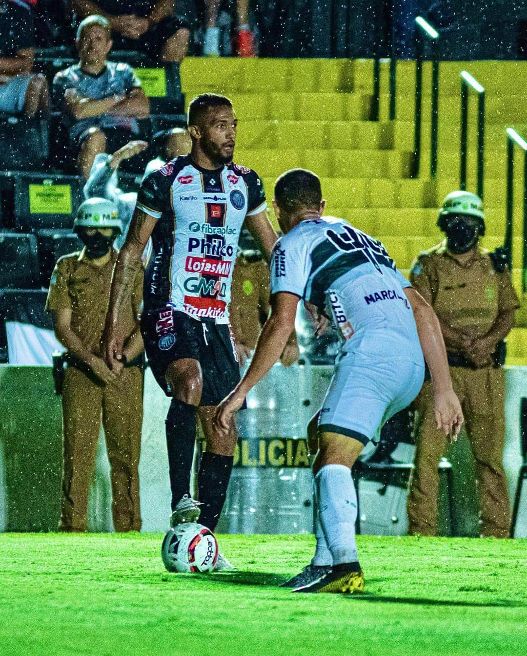 フェリペ・ガルシアのインスタグラム：「La vida es corta... Sonríele a quien Ilora, ignora a quien te critica y se feliz con quien te importa. 🤘🏽😜 .  .  . 📸 @ojoaovitorfoto」