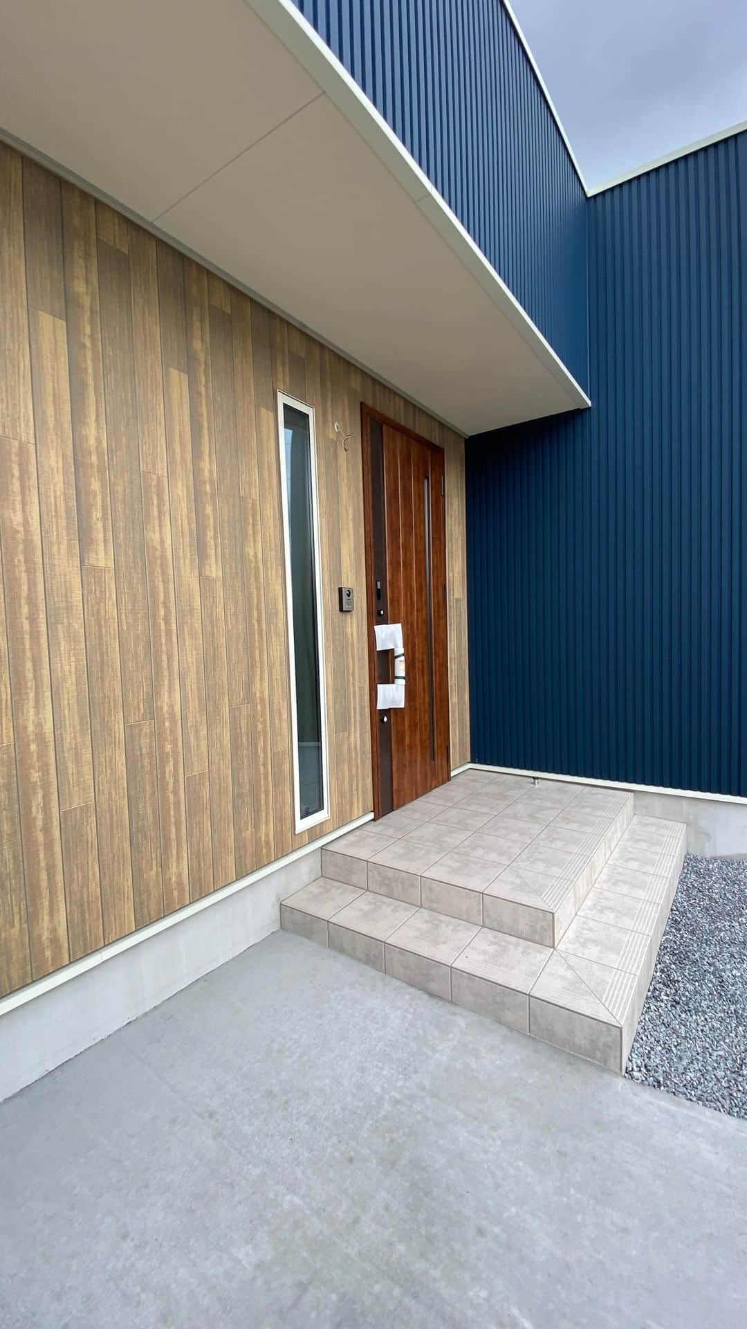 のインスタグラム：「【ルームツアー / 半平屋 】約34坪の1.5階建て | 暮らしやすい家事動線が嬉しい！シンプルモダンな外観の半平屋 ------------------------------------ ▼物件情報 敷地面積：約72坪 延べ床面積：約34坪  ▼見所ポイント ✓1.5階建ての半平屋住宅 ✓広々とくつろげるウッドデッキ付き ✓使い勝手の良い家事動線 ✓豊富な収納スペースを完備  #半平屋 #ウッドデッキ #シンプルモダン ----------------------------------  お家の相談は伸和建設へ♪ 施工事例⇒ @shinwa_kensetsu . ✨公式YouTubeチャンネル開設✨ 👉高性能なデザイナーズモデルハウス動画を公開中♪ ぜひチャンネル登録をお願いします🎀 ・ ご来場のお客様には、 マスク着用😷と消毒のご協力を 引き続き、お願い致しております。  ショールームにおきましても、 コロナ感染防止対策を継続させて頂きます。 ・ スタッフブログも随時更新中♪ #おうち時間 のお供にぜひどうぞ💁‍♀️ ・ #伸和建設 は#建築家と建てる家 #高気密高断熱 高性能の#家づくり をしています。  #新築 の#注文住宅 から#リフォーム もやってます👍 ・ #デザイン住宅 #デザインハウス #design #工務店 #岐阜の工務店 #自然素材 #かっこいい家 #おしゃれな家 #インテリア #家族のいる暮らし #失敗しない家づくり #家事動線 #家事ラク #マイホーム #施工事例 #家族 #暮らし」