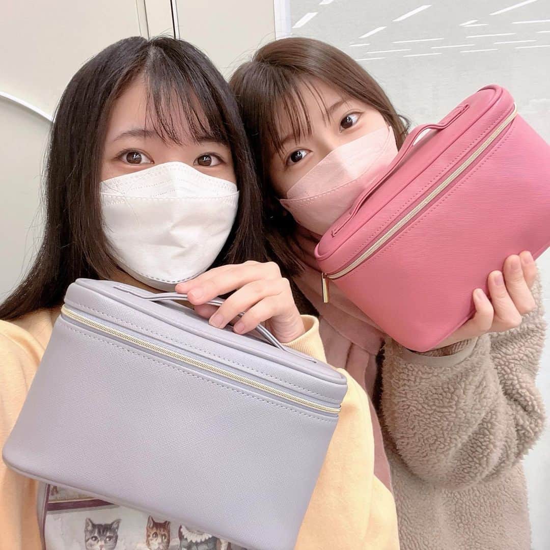加藤一華のインスタグラム：「. じゃーん！😳✨ なるからお揃いのメイクポーチもらった！！！  っていうのも、去年なるに クリスマスプレゼントであげた (値段別クリスマスプレゼントの動画) Francfrancのポーチが可愛くって 私の誕生日プレゼントこれでお願い！ って言ってたやつ🤣笑  覚えててくれてありがとう〜！ ネットでたまたま色違いを見つけたらしく 早めの誕生日プレゼント🎁(？) またお揃い増えた🤗ありがとう〜〜🥳🤍  #いちなる #Francfranc #Francfrancのポーチ #メイクポーチ #普段使いメイクポーチ #前のポーチもFrancfranc #色違いかわいい #マスクも色違い」