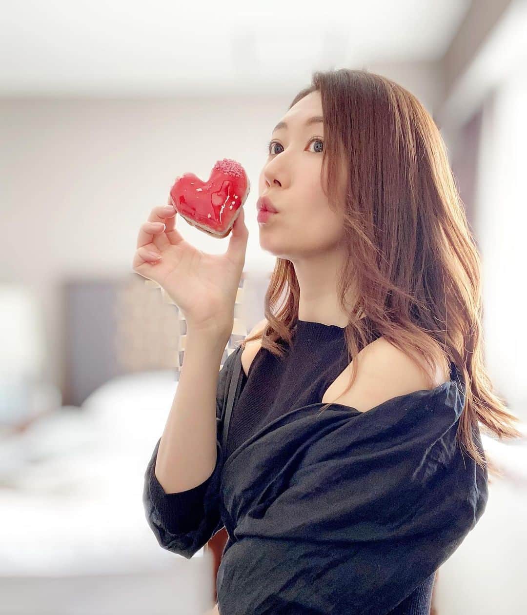 穂川果音さんのインスタグラム写真 - (穂川果音Instagram)「ミスドを見つけると、テンション上がって買ってしまう病🍩 バレンタインの可愛いかったです♡  #週末　#ミスド好き」1月29日 12時11分 - hokawakanonn