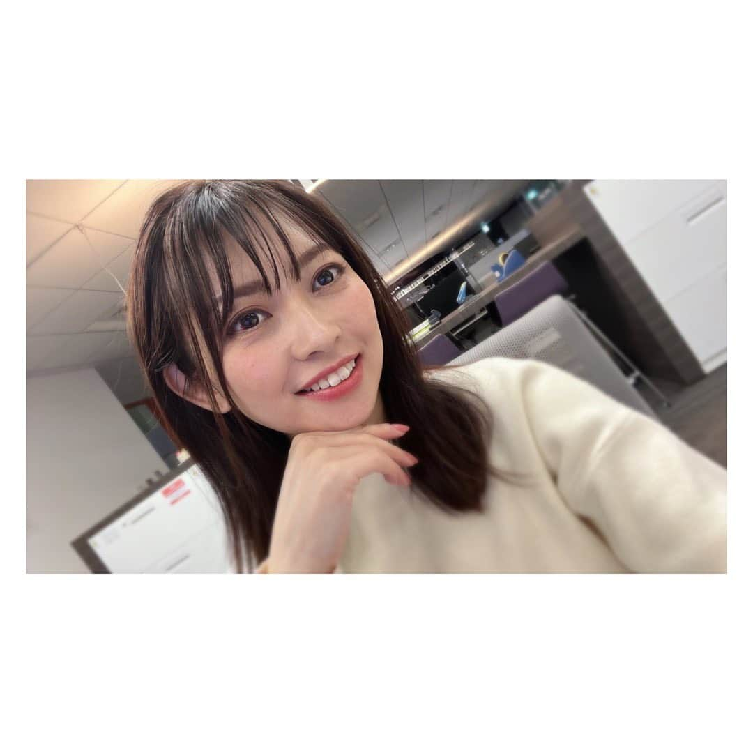 大久保涼香さんのインスタグラム写真 - (大久保涼香Instagram)「* * * ✿𝙳𝚊𝚢 𝙾𝚏𝚏✿ ⁡ 最近全く運動していない私… ⁡ コロナもあって 呼吸が大切とされているピラティスも 色々対処できないのでやめてしまって。 ⁡ それに伴い 色々丸くなってきたのですが いまは 丸顔を隠す努力ばかり し始めています( ˊᵕˋ ;) ⁡ ⁡ 顎に手を持ってきてみる とかねw ⁡ ⁡ あぁぁぁ。 何も気にしないで マスクもしないで どこかに出掛けたいなぁ。 ⁡ ⁡ 皆さんステキな週末を( ˘ᵕ˘ ) **************************** #dayoff #haveaniceweekend #roundface #needtoexercise #announcer #takecareofyourself #休日 #心身ともに健康で  #丸顔 #隠す努力 #運動しなきゃ #アナウンサー #アラフォー #痩せるのは難しい」1月29日 12時43分 - sayaka_okubo